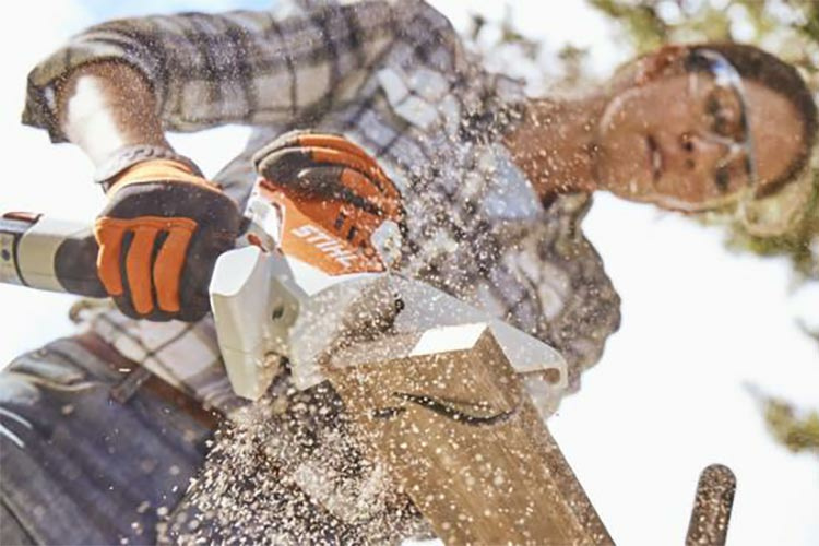 f924c7dcdf65edeb9719ff17deaf98939b7a1e6a_MP_0042948_dj_bild4_stihl_gehoelzschneider_gta_26_in_aktion_brett